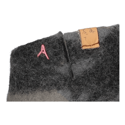 Mula Lungta wool felt slippers black/grey