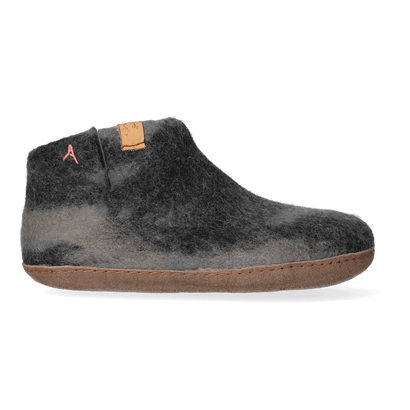 Mula Lungta wool felt slippers black/grey