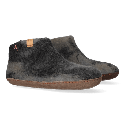 Mula Lungta wool felt slippers black/grey